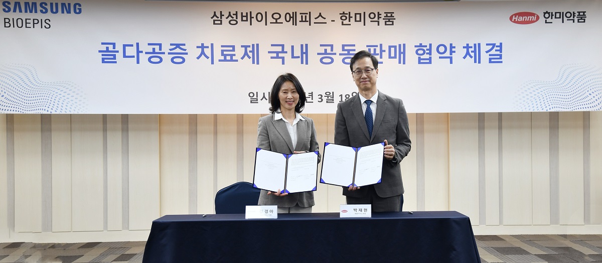 <사진> 한미약품 박재현 사장(오른쪽)과 삼성바이오에피스 김경아 사장(왼쪽)이 공동 판매 협약을 체결하고 기념사진을 촬영하고 있다.
