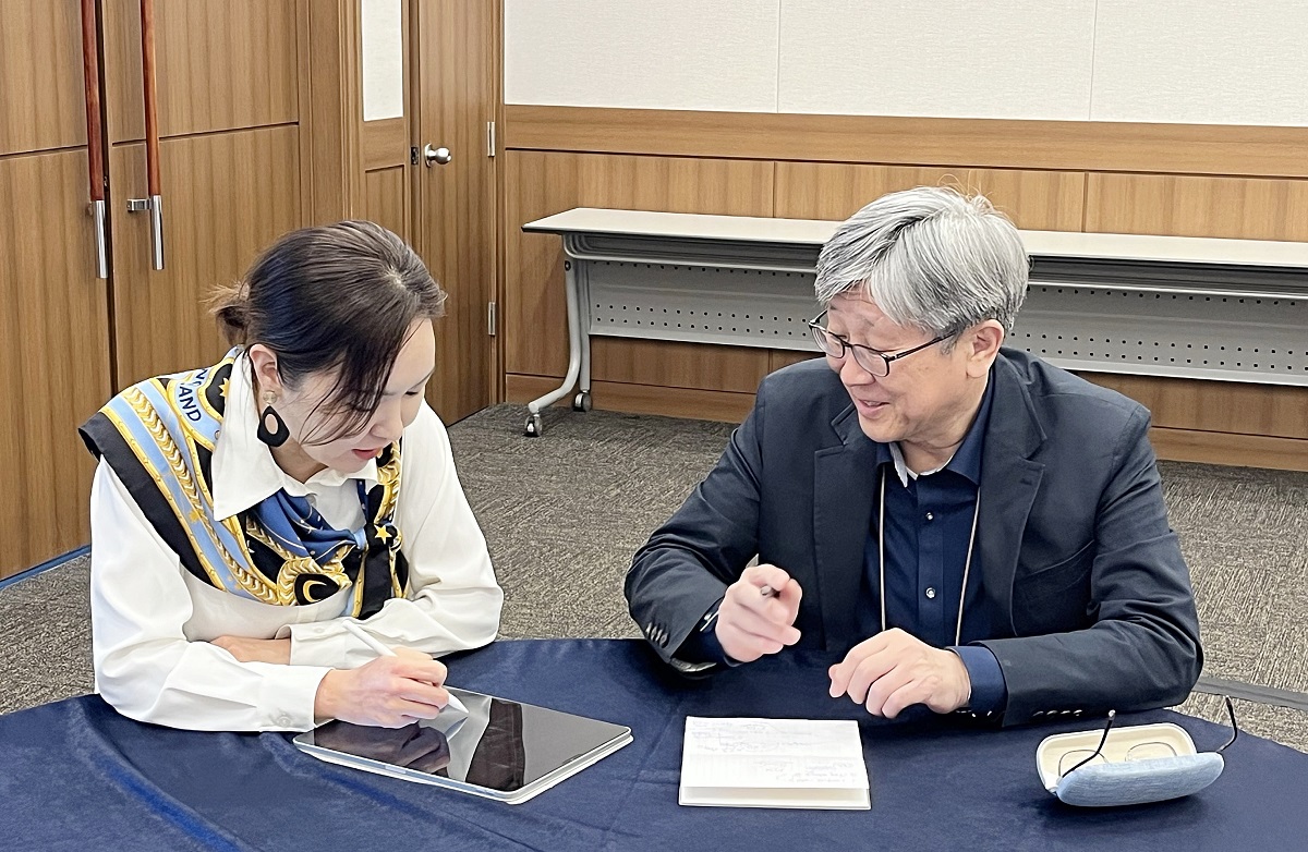<사진> 동국의대 심장내과 이무용 교수(오른쪽)와 한미약품 신제품개발본부 김나영 전무가 아모프렐 임상연구 관련 회의를 진행하고 있다. 