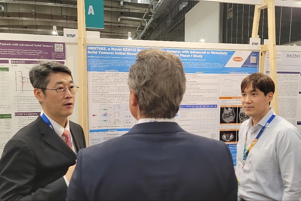 <사진> 서울대병원 혈액종양내과 김범석 교수(왼쪽)와 한미약품 ONCO임상팀 이동준 선임연구원(오른쪽)이 지난 19일(현지시각) 독일 베를린에서 열린 유럽종양학회(ESMO Congress 2025)에서 차세대 표적항암 혁신신약으로 개발 중인 HM97662의 임상 1상 연구 내용을 토대로 참석자에게 설명하고 있다.
