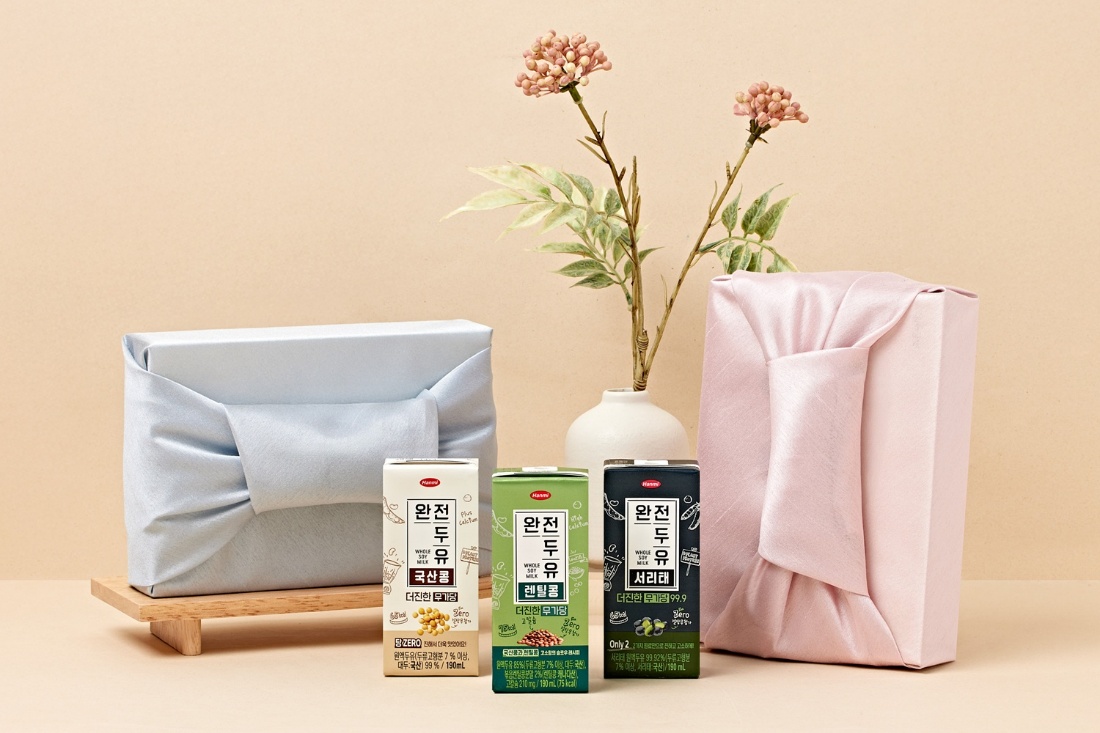 텍스트, 실내, 상자, 꽃병이(가) 표시된 사진
AI 생성 콘텐츠는 정확하지 않을 수 있습니다.