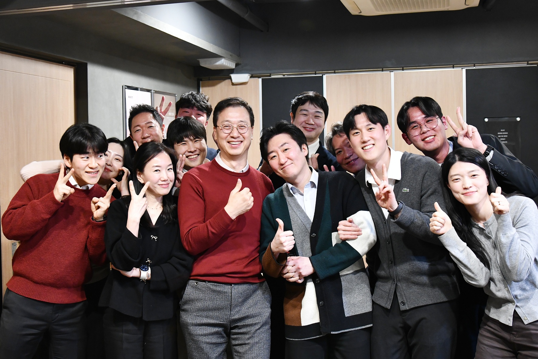 <사진>&nbsp;한미약품 박재현 대표이사(앞줄 왼쪽 세 번째)가 지난 20일 서울 송파구 인근 한 식당에서 직원 대표들로 구성된 직원협의회 위원들과 함께 기념촬영을 하고 있다.