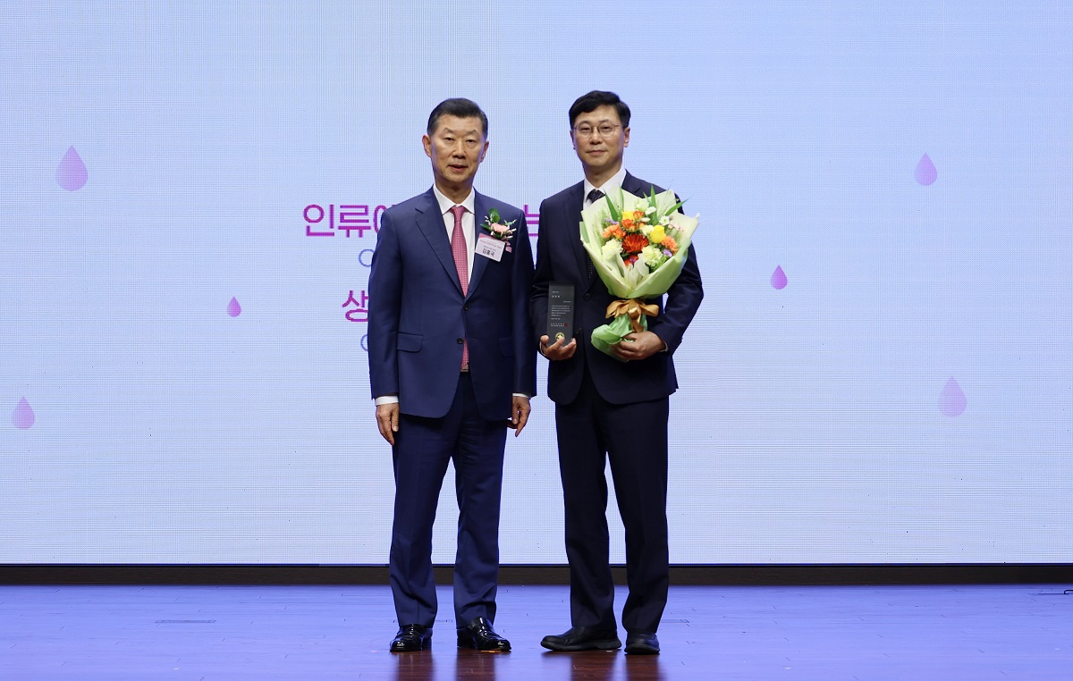 <사진> 12일 ‘2026년 헌혈자의 날 기념식’에서 김홍국 대한적십자사 회장 직무대행(왼쪽)과 심병화 한미사이언스 경영관리본부 부사장이 표창 수여 후 기념촬영을 하고 있다.