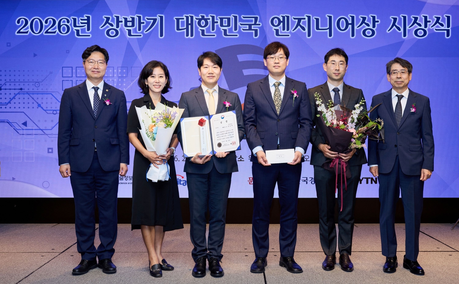 <사진> 구혁재 과학기술정보통신부 제1차관(왼쪽 첫 번째)과 한미사이언스 한지연 IP팀 팀장(왼쪽 두 번째), 한미약품 임호택 의약혁신센터장(왼쪽 세 번째), 박영우 신제품 CMC팀 팀장(왼쪽 다섯 번째)이 6월 23일 서울 웨스틴조선호텔에서 열린 ‘대한민국 엔지니어상’ 시상식에서 기념촬영을 하고 있다.